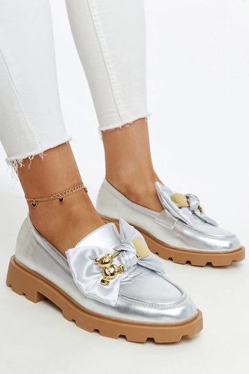 Mocassins prateados com alfinete de segurança decorativo Bogumila