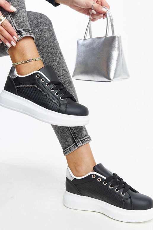 Tênis preto com strass decorativos...