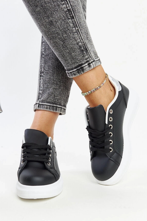 Tênis preto com strass decorativos...