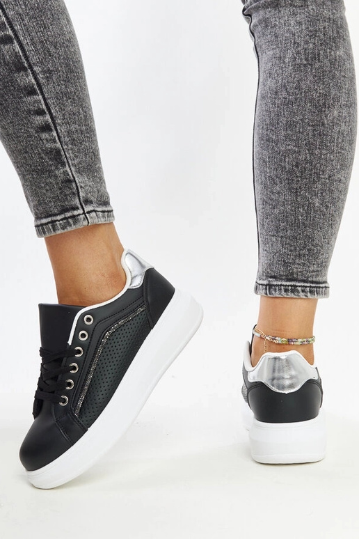 Tênis preto com strass decorativos...