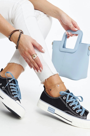 Tênis preto com cadarço...