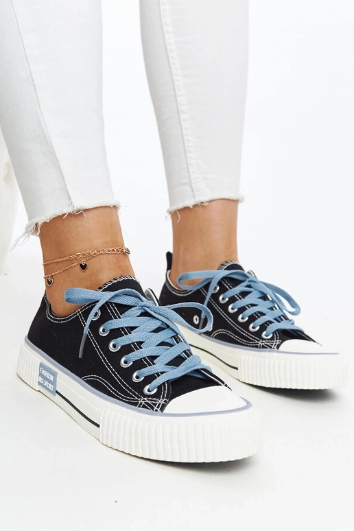 Tênis preto com cadarço colorido...