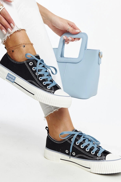 Tênis preto com cadarço colorido...