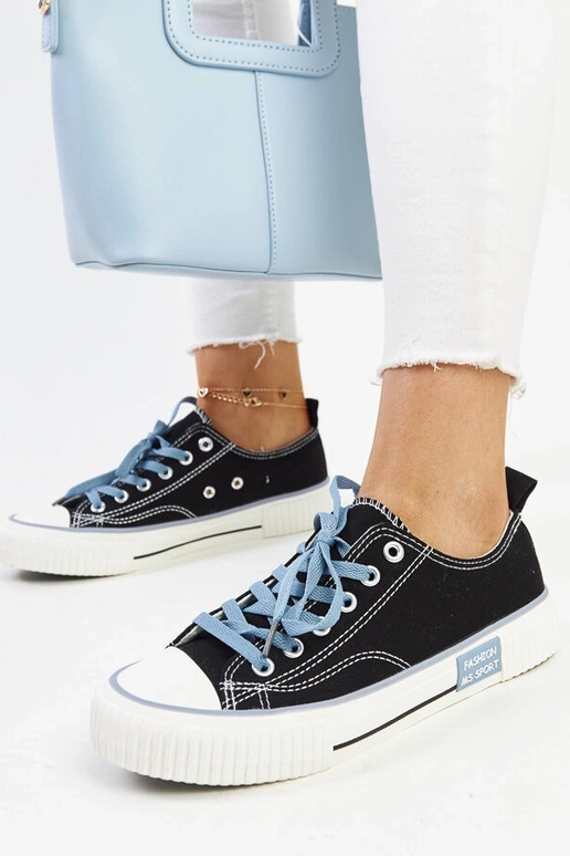 Tênis preto com cadarço colorido...