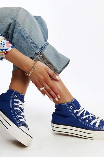 Tênis cano alto azul com... 2