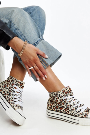 Tênis cano alto com estampa...