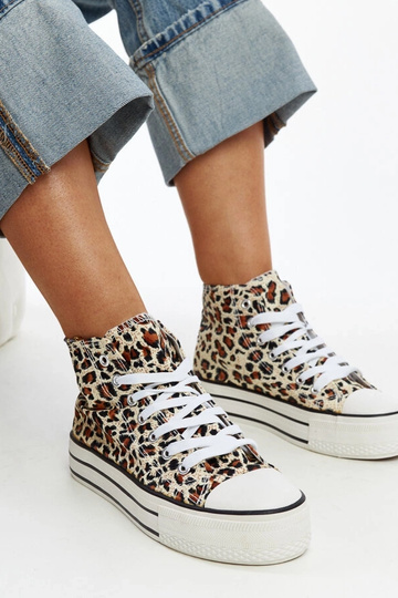 Tênis cano alto com estampa... 2