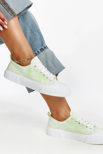 Tênis de tecido verde claro... 2