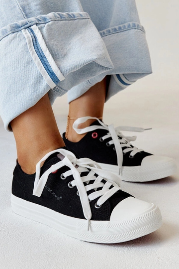 Tênis feminino de tecido preto CROSS JEANS