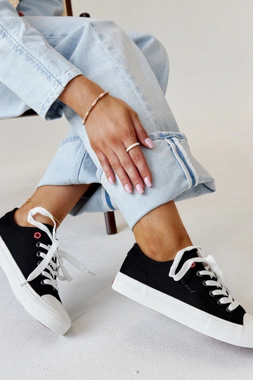 Tênis feminino de tecido preto CROSS JEANS 2