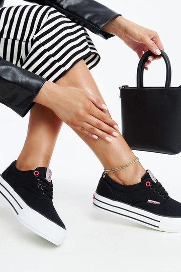 Tênis feminino preto com sola grossa CROSS JEANS