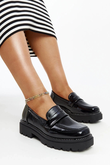 Sapatos envernizados pretos...