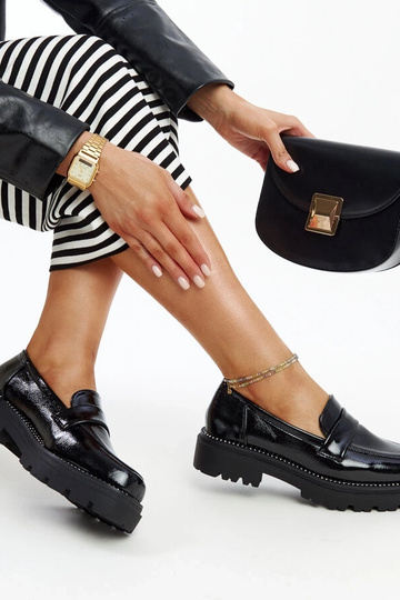 Sapatos envernizados pretos... 2