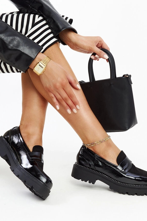 Sapatos de couro envernizado preto...