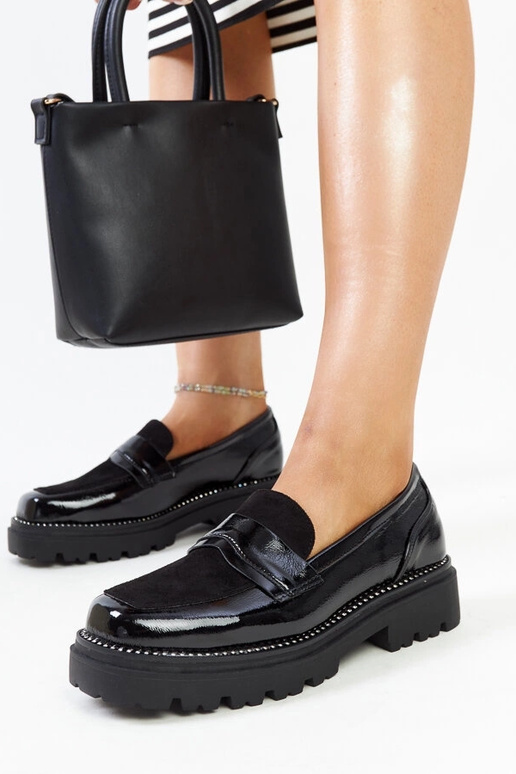 Sapatos de couro envernizado preto...