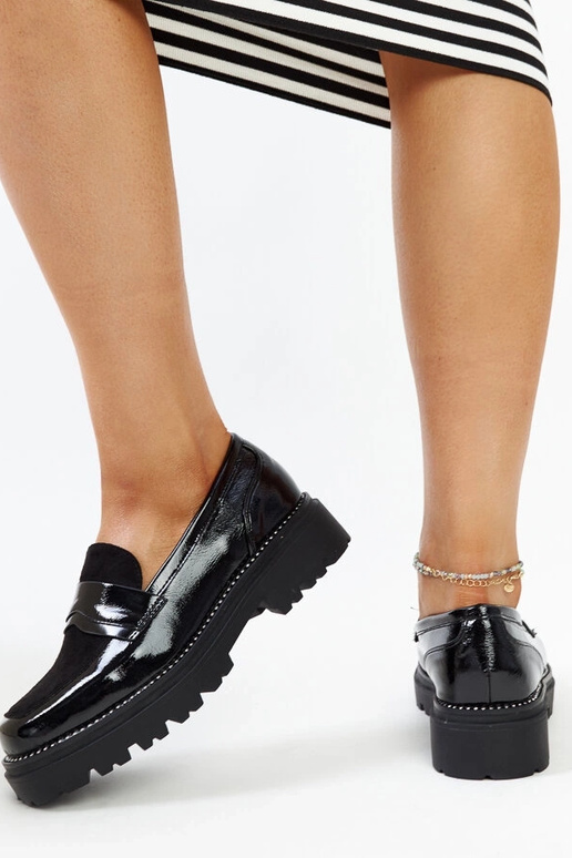 Sapatos de couro envernizado preto...