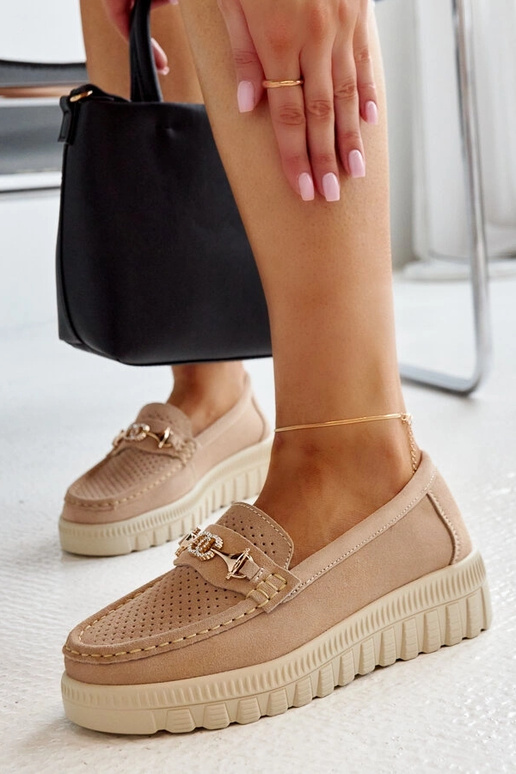 Sapatos bejes de couro com fivela...