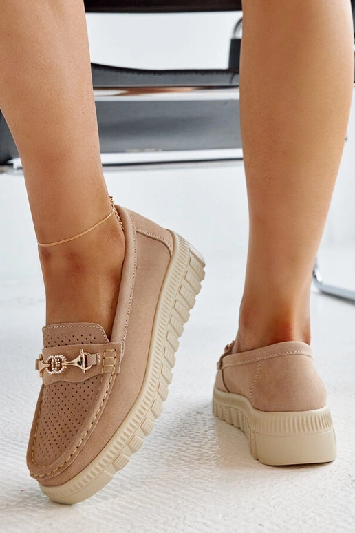 Sapatos bejes de couro com fivela...