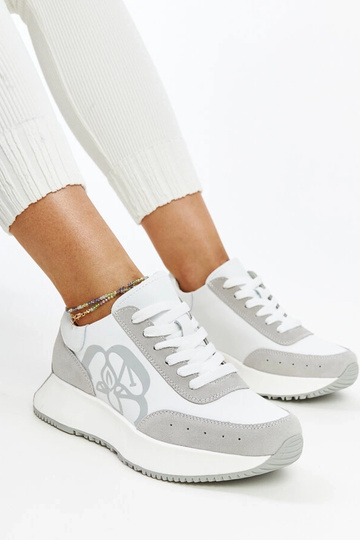 Sneakers de couro brancos e...