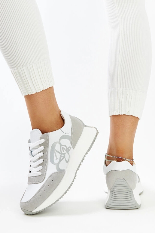 Sneakers de couro brancos e cinzas...