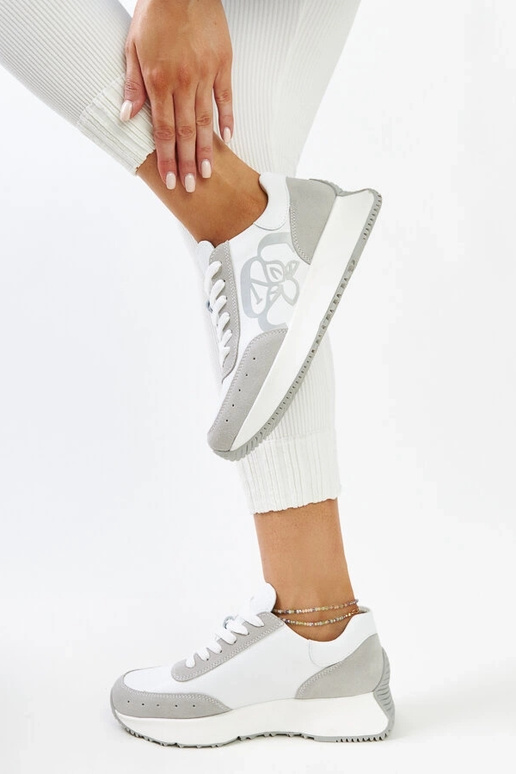 Sneakers de couro brancos e cinzas...