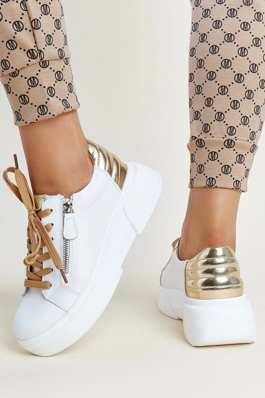 Sneakers de couro brancos e dourados...