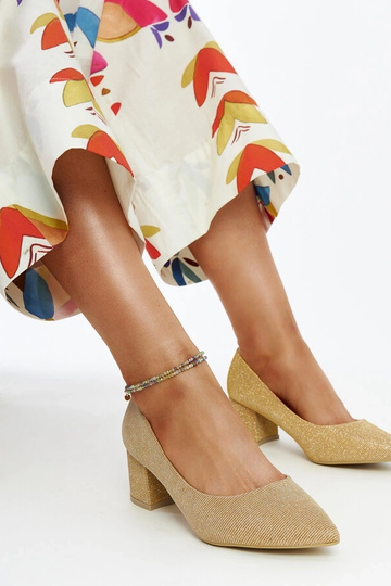 Sapatos de salto dourados...