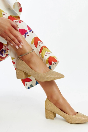 Sapatos de salto dourados... 2