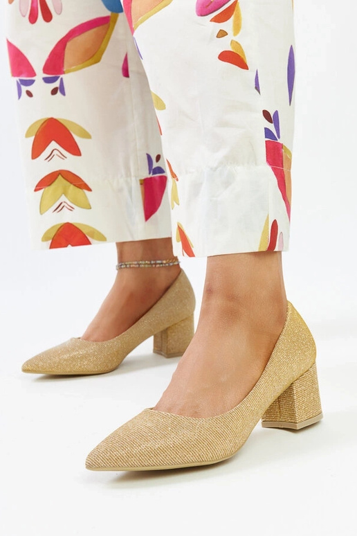 Sapatos de salto dourados brilhantes...