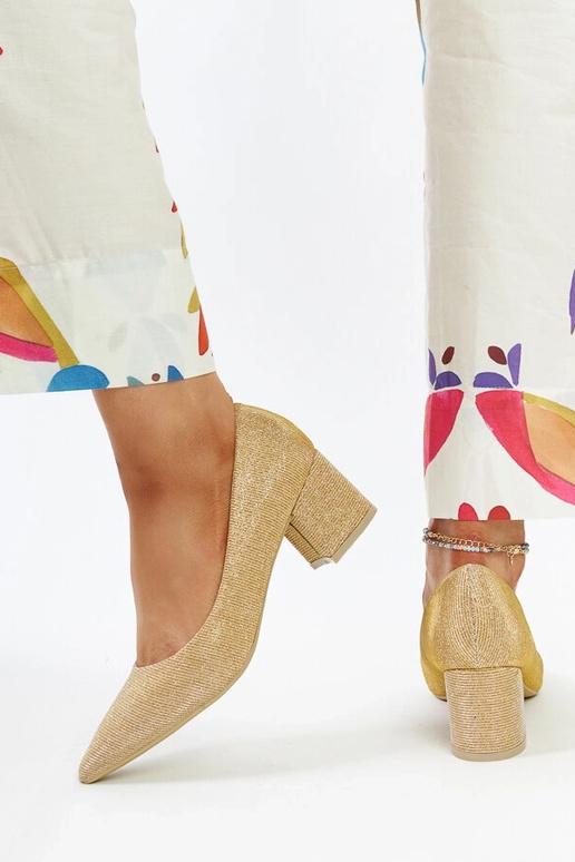 Sapatos de salto dourados brilhantes...