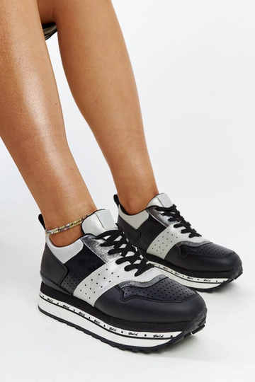 Tênis preto de sola alta...