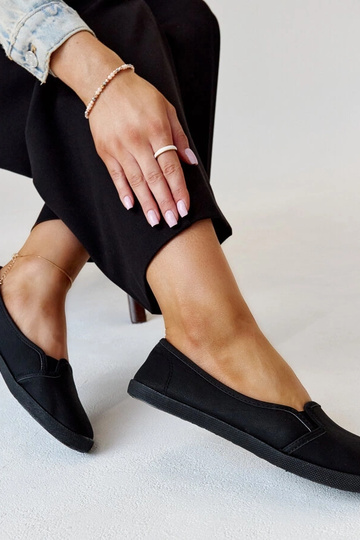 Tênis pretos com fecho em...