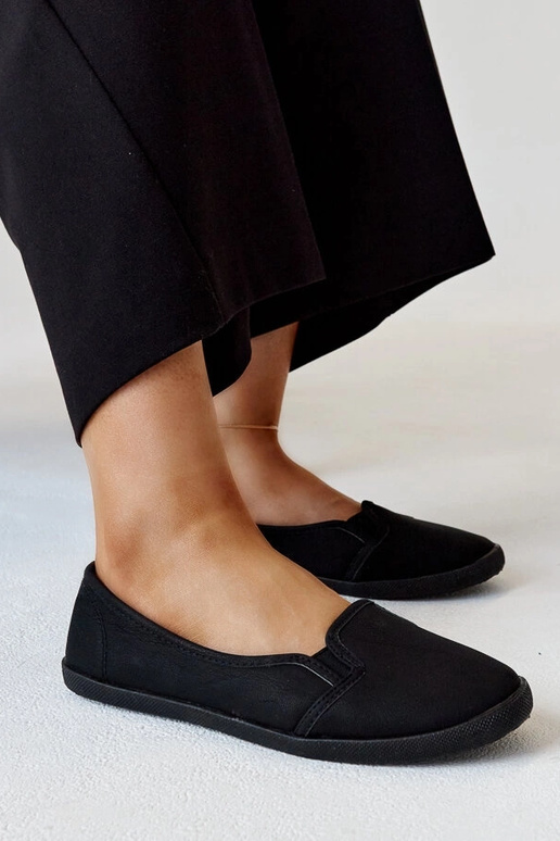 Tênis pretos com fecho em couro...