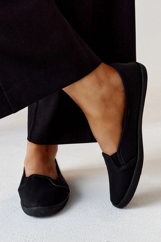 Tênis pretos com fecho em couro...