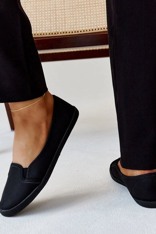 Tênis pretos com fecho em couro...