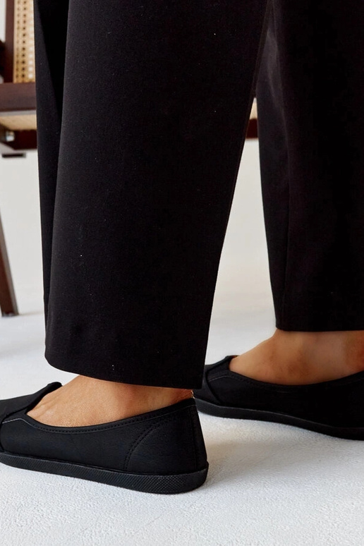 Tênis pretos com fecho em couro...