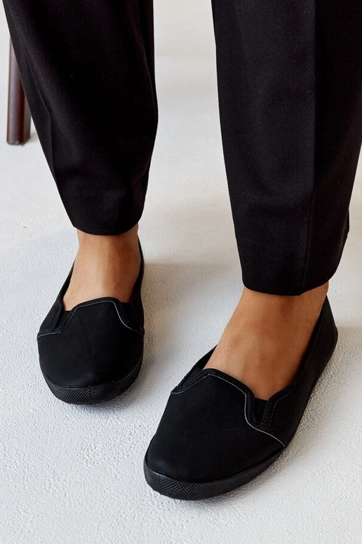 Tênis pretos com fecho em couro...