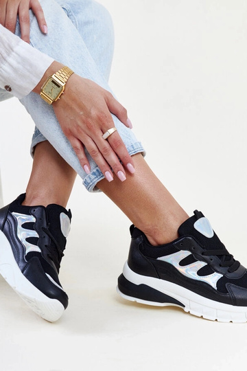 Tênis preto com solado...