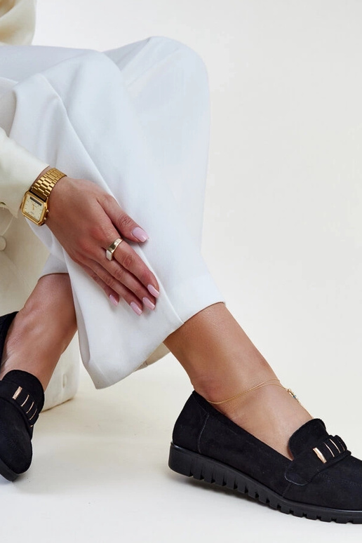 Mocassim preto com tira decorativa...