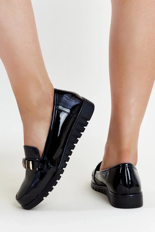Mocassim preto envernizado com tira...