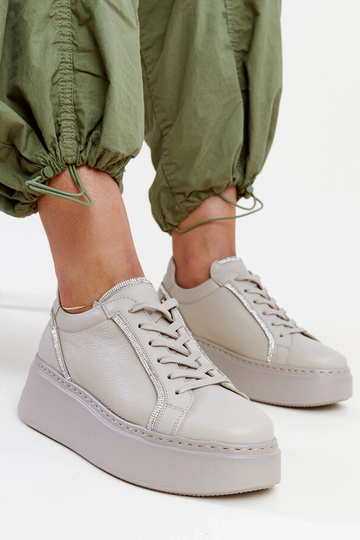 Sneakers de couro bege escuro com zircônias Karino 2