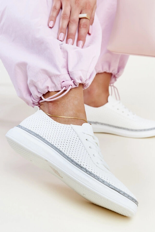 Tênis vazado branco e cinza Biserka Tênis vazado branco e cinza Biserka