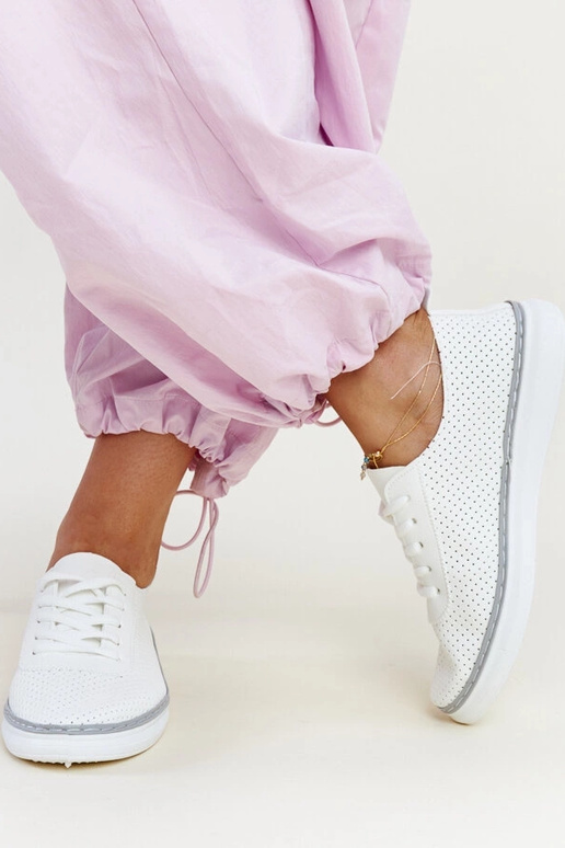 Tênis vazado branco e cinza Biserka Tênis vazado branco e cinza Biserka