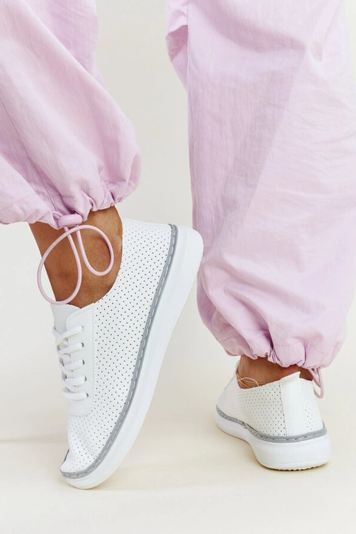 Tênis vazado branco e cinza Biserka Tênis vazado branco e cinza Biserka