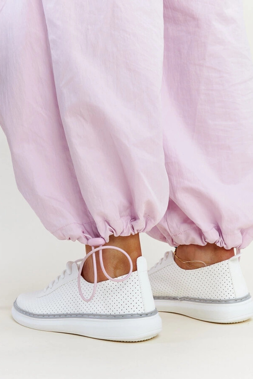 Tênis vazado branco e cinza Biserka Tênis vazado branco e cinza Biserka