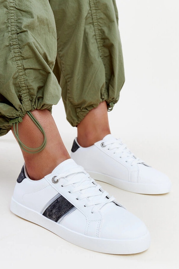 Tênis preto e branco com faixa decorativa Grada