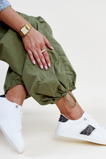 Tênis preto e branco com... 2