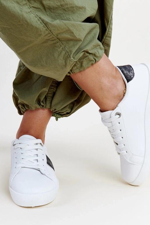 Tênis preto e branco com faixa...