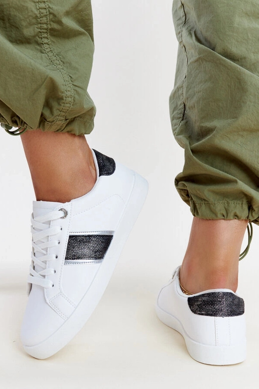 Tênis preto e branco com faixa...