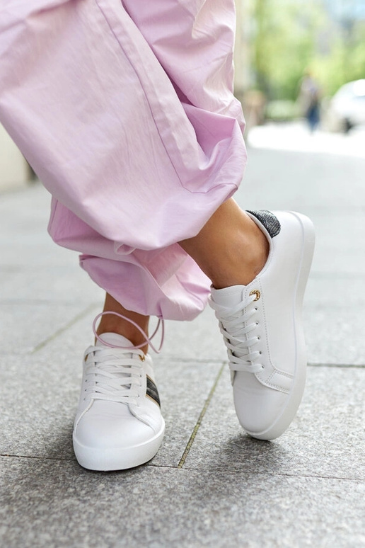 Tênis branco com tira decorativa Grada